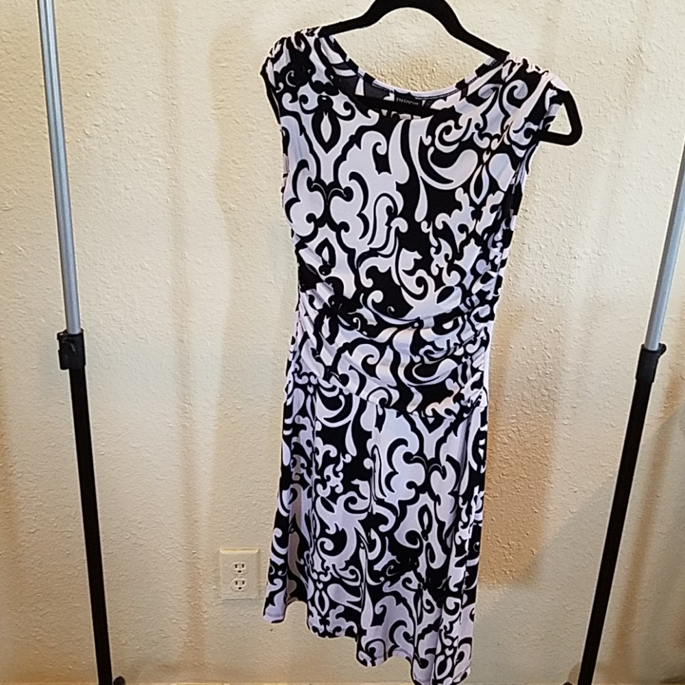 BLACK & WHITE SLEVELESS DRESS